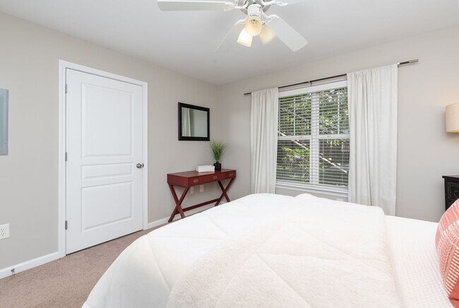 Building Photo - 3 Bedroom Flat, End unit Apartment - Available at Woodlands with $500 deposit. Ask your leasing a...