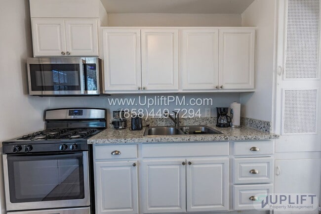 Building Photo - 4831 Castle Ave