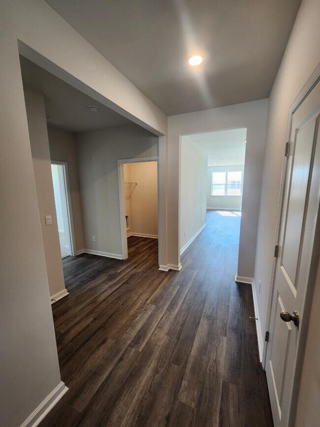 Building Photo - 227 Londonshire Dr