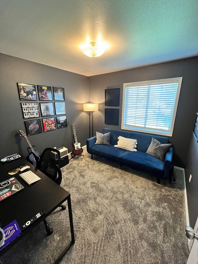 Building Photo - Newly Renovated 3 bed 2 bath home in the h...