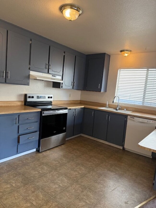 Building Photo - 1564 Gladstone Way