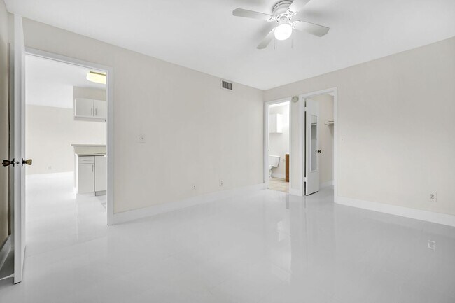 Building Photo - Cozy 2/1 Home in Sunrise!