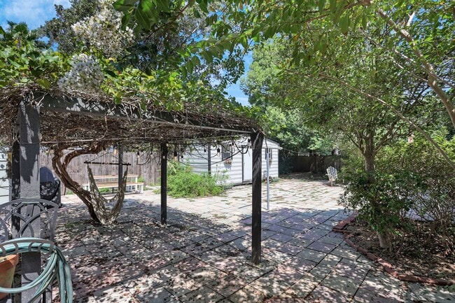 Building Photo - Charming bungalow downtown