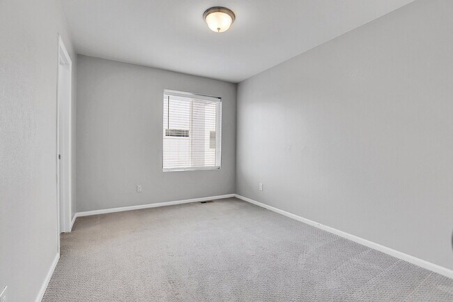 Building Photo - $2,750.00, 3 bed, 2.5 bath located in Denver