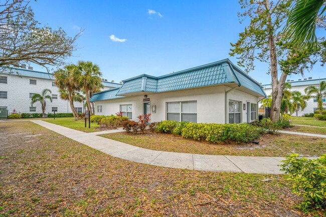 Building Photo - Spacious 2 Bed-1Bath apartment with Pool!