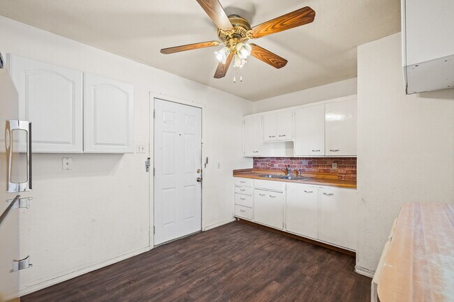 Building Photo - Cute Two Bedroom House, Minutes from TTU &...