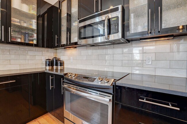 Building Photo - 2 bedroom 2 bath Penthouse apartment in Wa...