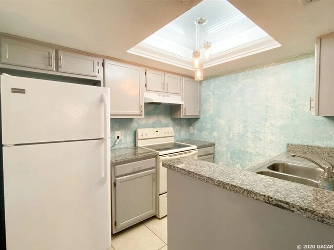 Building Photo - Rockwood Villas – Charming 2/2 Townhome Close to Everything!