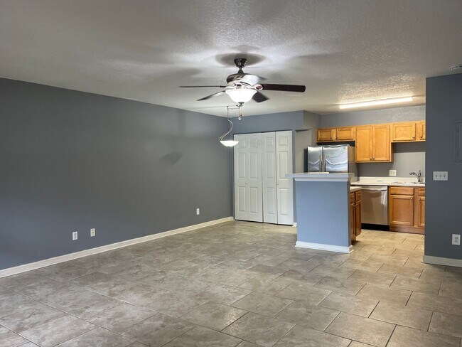 Building Photo - 315 Lakepointe Dr