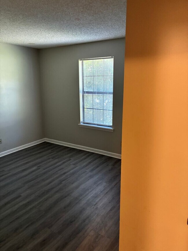 Building Photo - 415 Admiral's Walk Dr