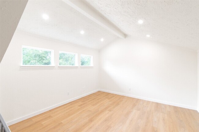 Building Photo - 15707 Amapola Dr