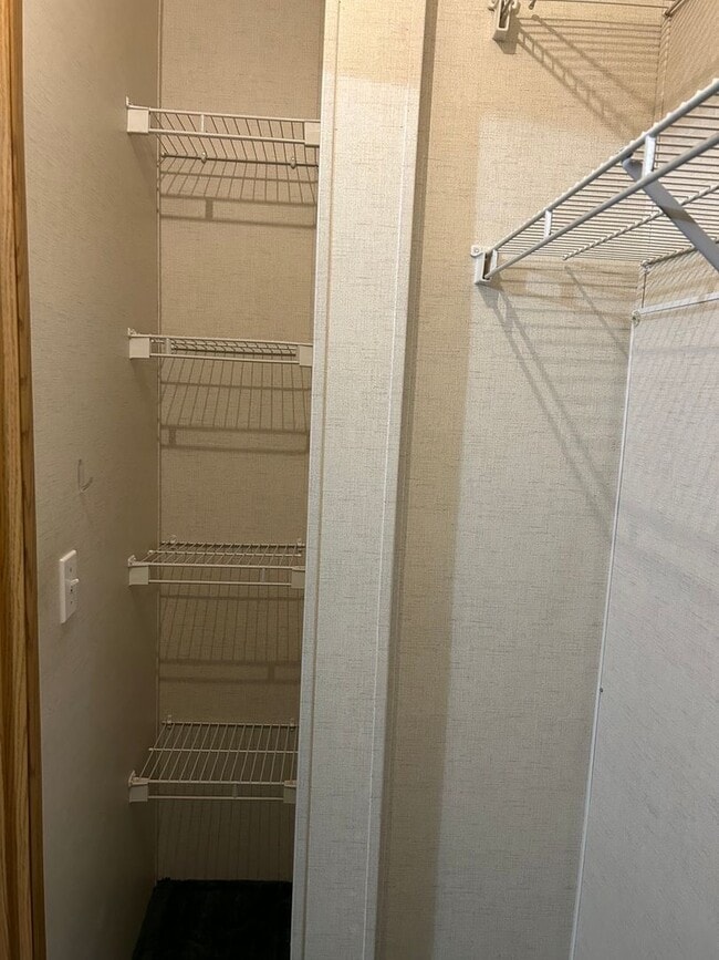 Building Photo - Cute Home Close to Everything