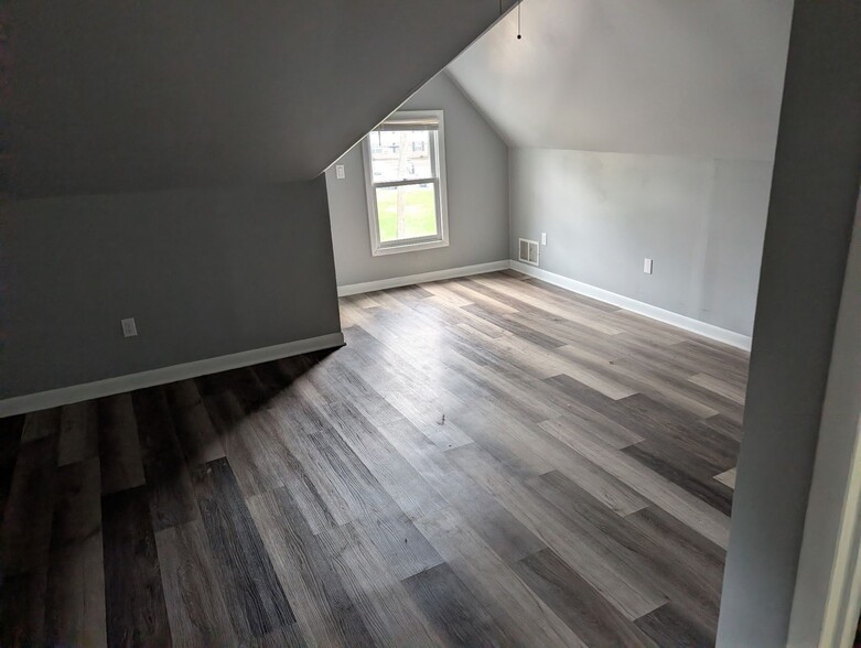 Building Photo - 1219 Burton St