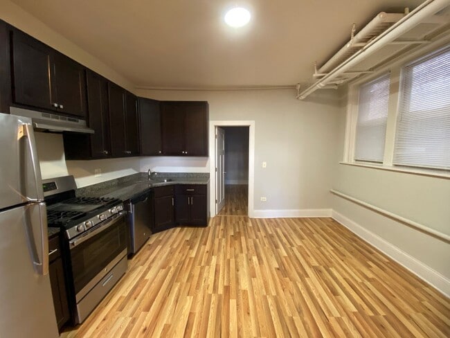 Building Photo - Rogers Park 1BR Garden unit - Near Red Line & Lake