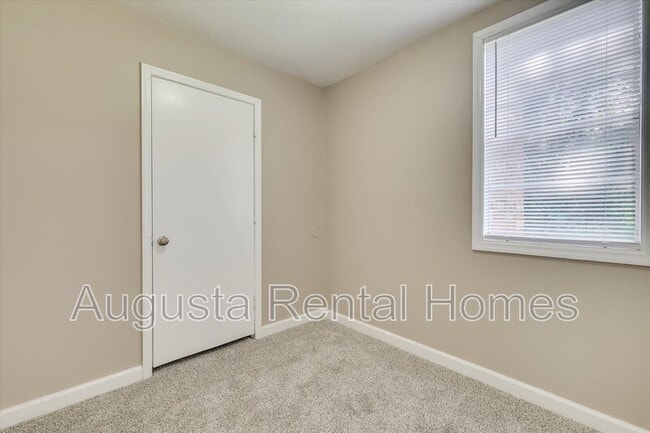 Building Photo - 319A Verdery Dr