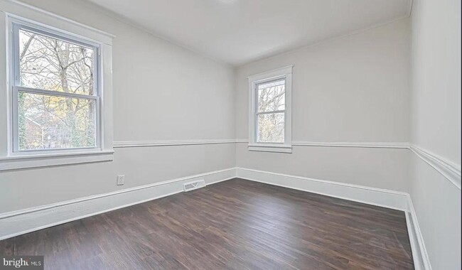 Building Photo - 2531 E Chestnut Ave