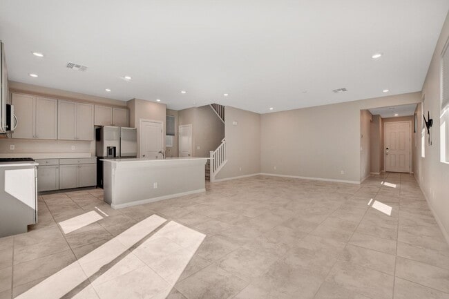 Building Photo - Gorgeous 4 Bedroom, 2 Story Home in SW/Mou...