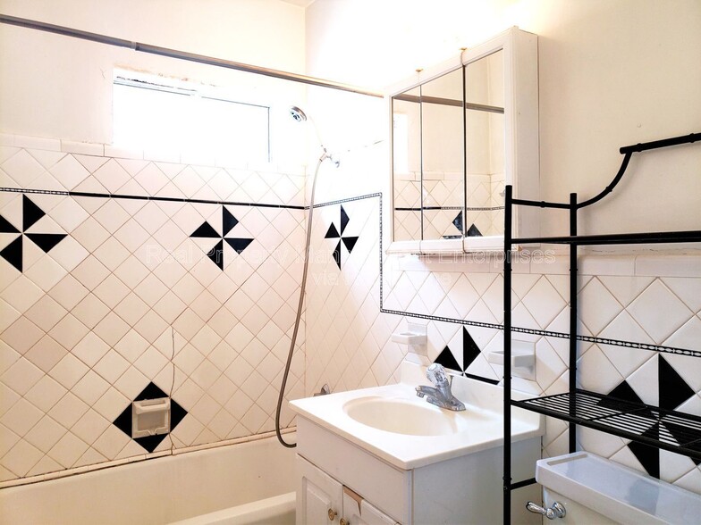 Building Photo - 1112 NW 44th St