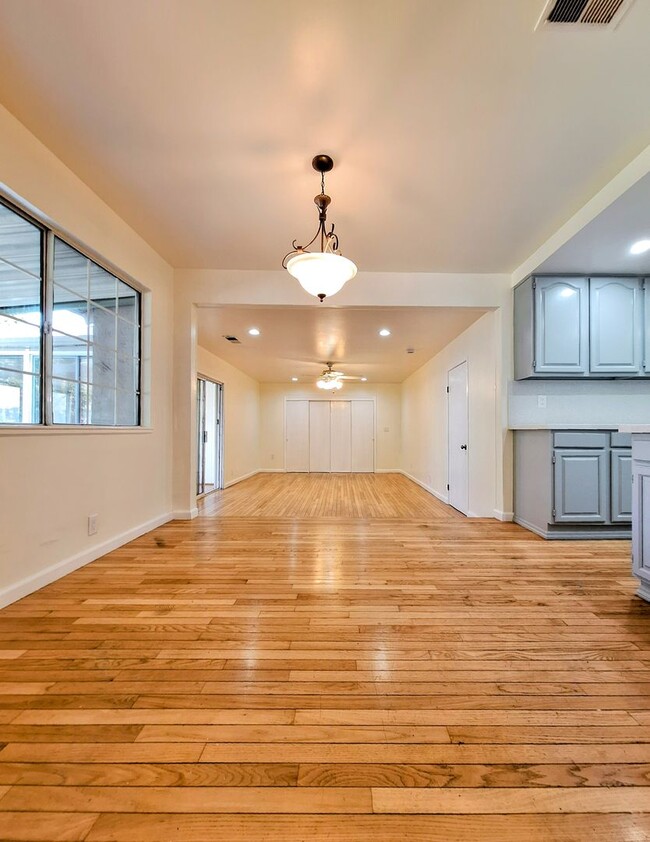 Building Photo - Beautifully Remodeled 3bd Single Story House With Bonus Room & Storage Space!