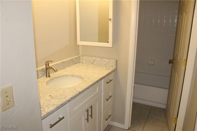 Building Photo - 511 SE 5th Pl