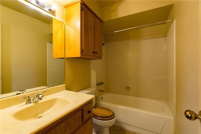 Building Photo - 1000 Rambling Oaks Dr