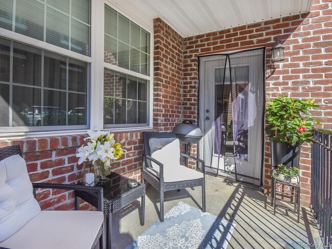 Building Photo - 200 Carney St