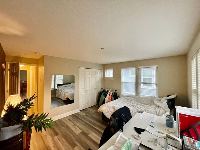 Building Photo - Incredible SE Hazelwood 2 Bedroom + 1 Bathroom Condo w/ included Garage and Washer & Dryer!!