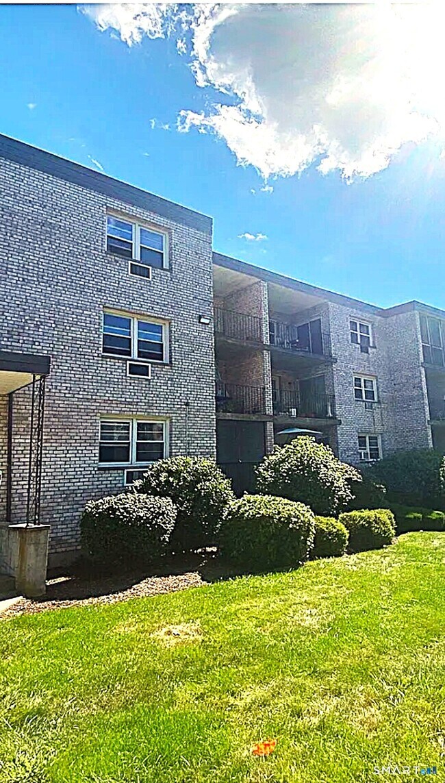 Building Photo - 308 Meadowside Rd