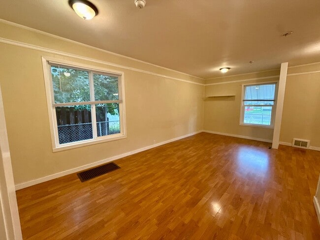 Building Photo - Gorgeous 4 Bed / 2 Bath Home on 6th Street!