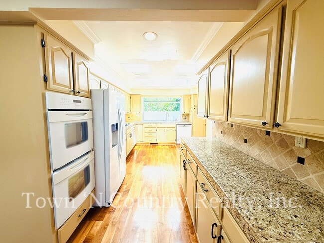 Building Photo - 22369 Ferdinand Ct