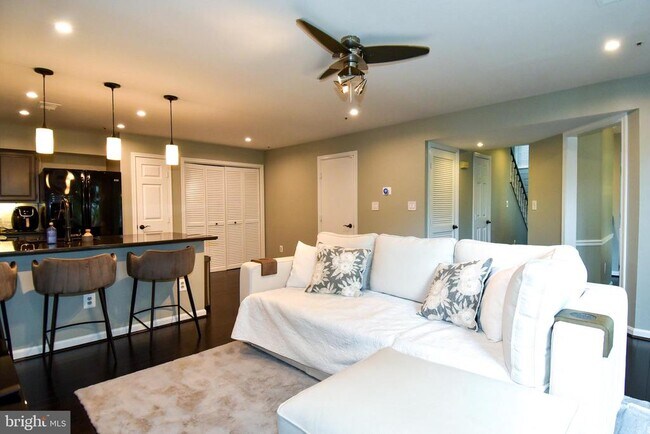 Building Photo - 406 Fortress Way