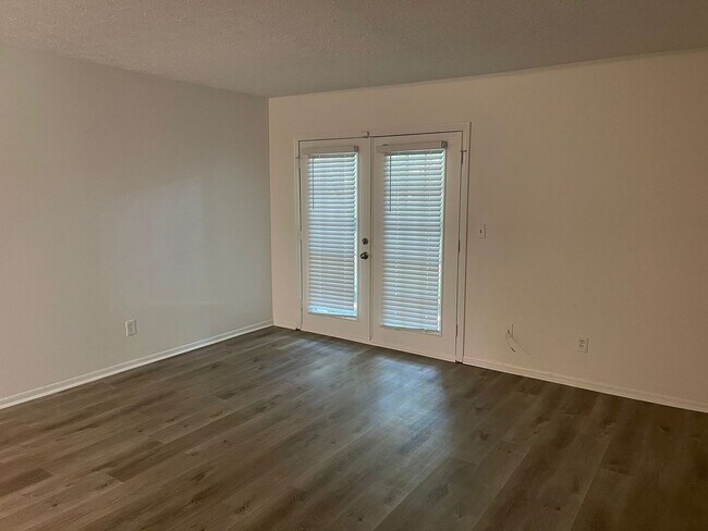Building Photo - Modern 2-Bed, 1-Bath Oasis with Central Ai...