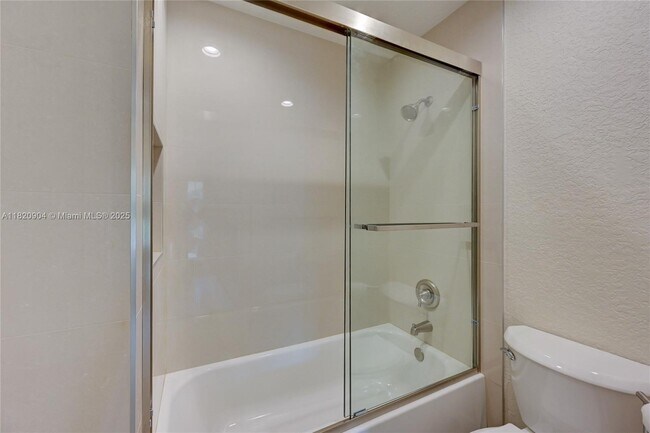 Building Photo - 7120 Hialeah Ln