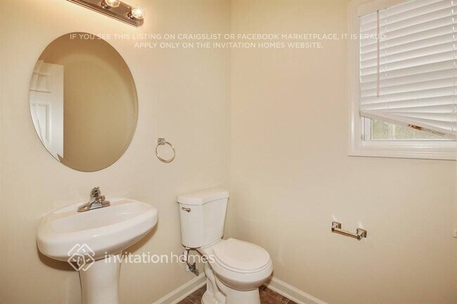 Building Photo - 2245 Village Green Dr