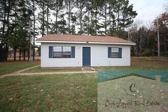 Building Photo - Beautiful 2 bed 1 bath house - Bono!