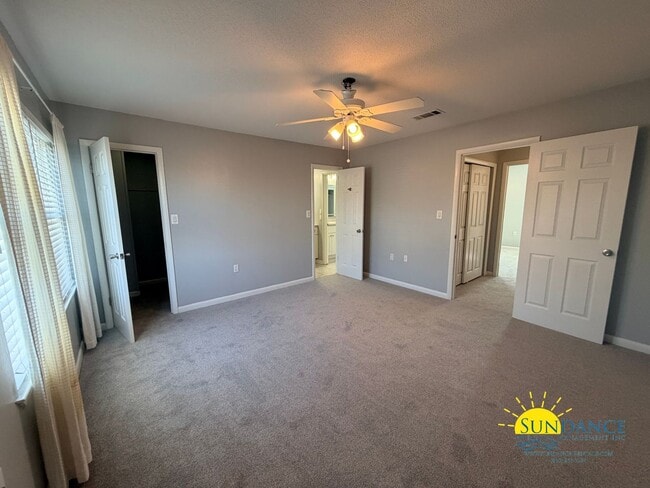 Building Photo - Charming Two-Story Townhome Near the Beach!