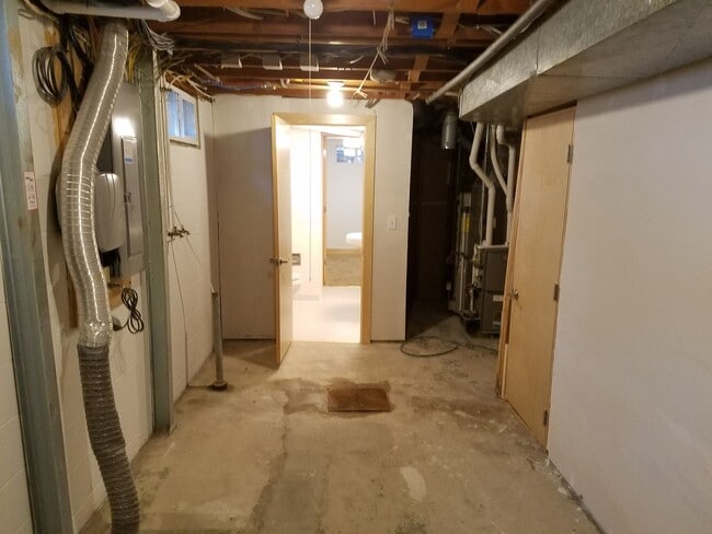 Building Photo - 4 Bedroom house in great CF Location