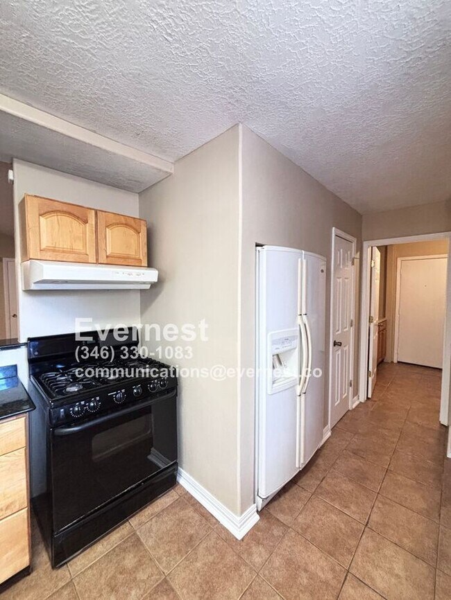 Building Photo - 3-Bedroom, 2-Bath Home in Prime Location /...