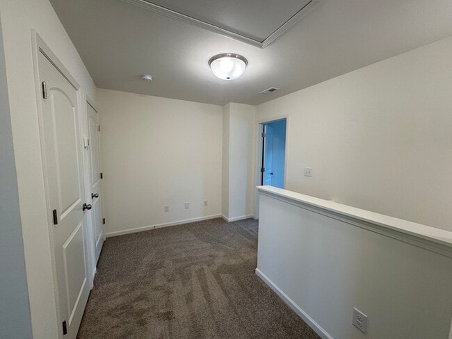 Building Photo - 3 br 2.5 ba townhome with 1 car garage Rea...