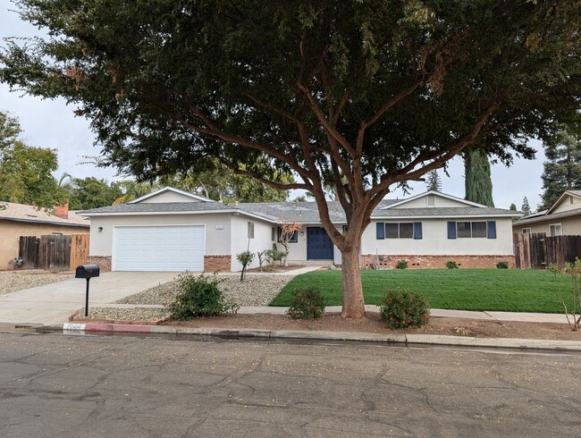 Primary Photo - Large and updated 5 bedroom 4 bathroom hom...