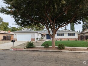 Building Photo - Large and updated 5 bedroom 4 bathroom hom...