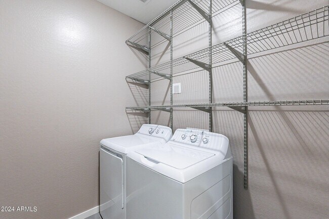 Building Photo - 2334 E Huntington Dr