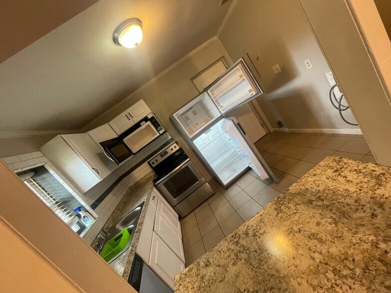 Building Photo - 5620-A-B Zanola Dr SW