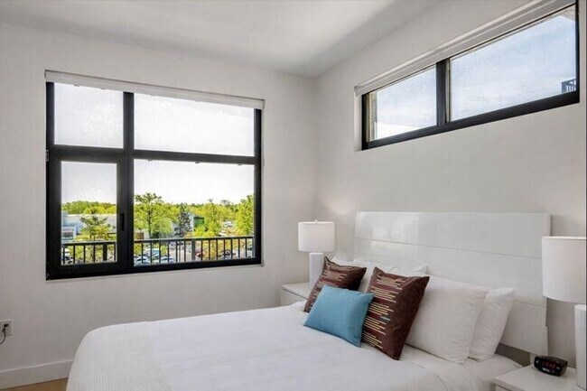 Building Photo - 365 Terhune Rd