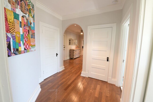 Building Photo - Charming 2BR + home office Condo in the he...
