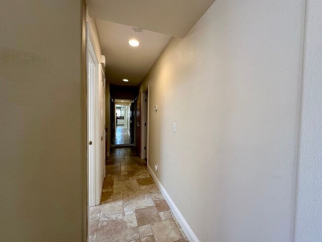 Building Photo - Beautiful well maintained home! Excellent ...