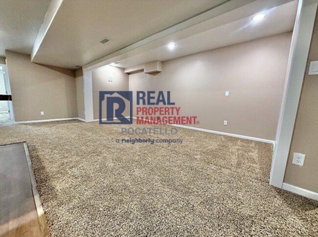 Building Photo - 13355 N Dekay Rd