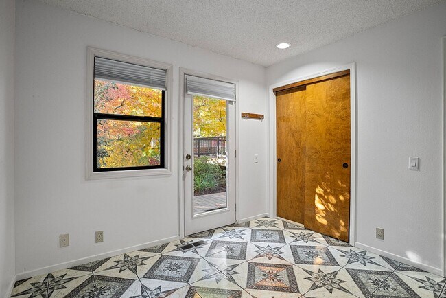 Building Photo - Spacious Home ! Huge living room, 2nd family room, kitchen nook and extra room off kitchen. Large...