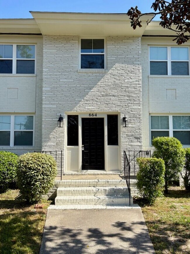 Building Photo - Fully Renovated Three Bedroom Condo in South Windermere - Off the Greenway!