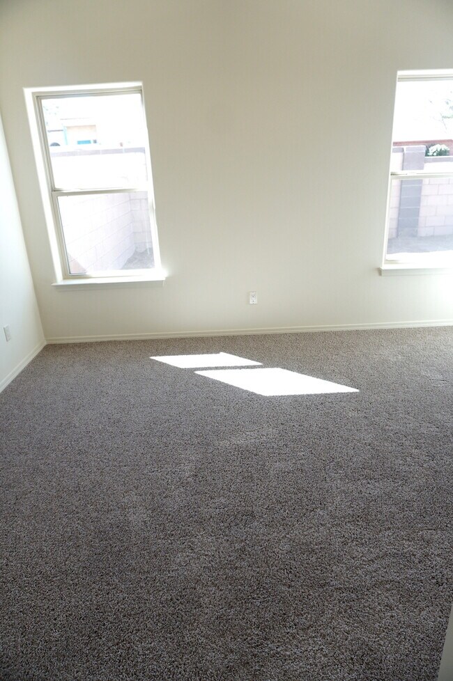 Building Photo - Amazing 3 Bedroom! Great location! Across ...
